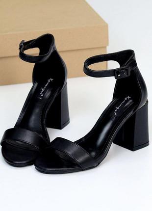 Женские босоножки черные на устойчивом каблуке1 фото