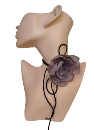 Трендовий чокер троянда пудрового кольору на шнурку, чокер квітка, прикраса на шию з трояндою з шифо