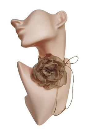 Трендовый чокер роза серого цвета на шнурке, чокер цветок, украшение на шею с розой из шифона1 фото