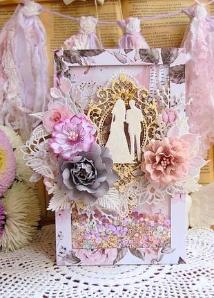 Весільна листівка з конвертом всередині та шейкером.