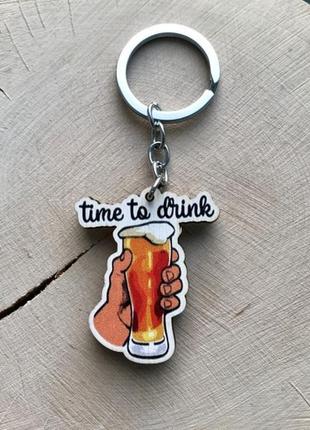 Деревянный брелок "time to drink"