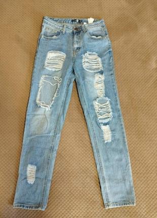 Светлые женские рваные джинсы boohoo1 фото