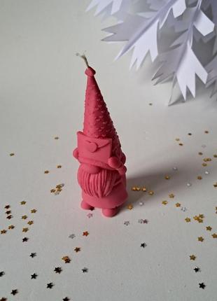 Свеча новогодний гном "малиновый цвет" в подарочной коробке3 фото