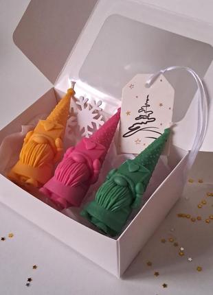 Набір свічок  новорічний гном у подарунковій коробці3 фото
