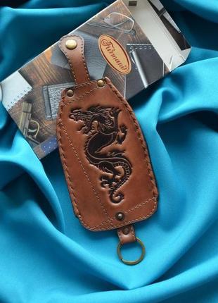 Подарочный набор кожаных изделий "дракон": кожаная ключница и кожаный брелок6 фото