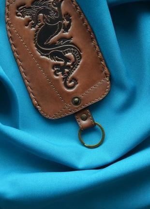 Подарочный набор кожаных изделий "дракон": кожаная ключница и кожаный брелок4 фото