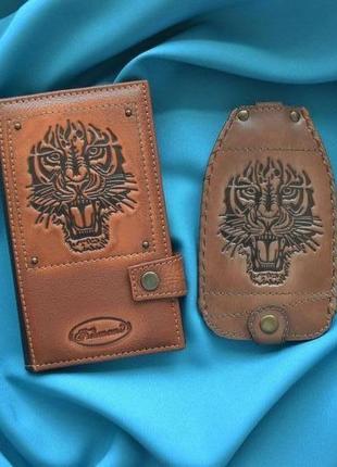Подарочный набор кожаных изделий "тигр": кожаный кошелек и кожаная ключница.