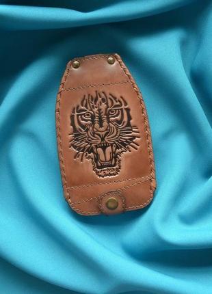 Подарочный набор кожаных изделий "тигр": кожаный кошелек и кожаная ключница.7 фото