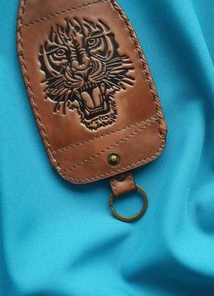 Подарочный набор кожаных изделий "тигр": кожаный кошелек и кожаная ключница.10 фото