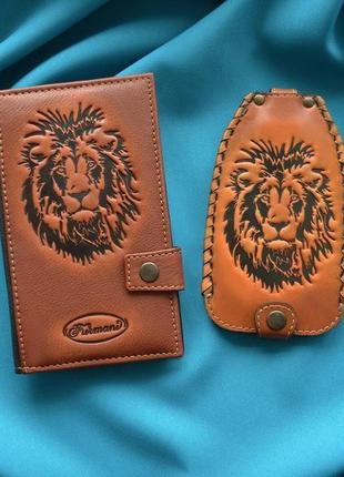 Подарунковий набір шкіряних виробів "лев": шкіряний гаманець та шкіряна ключниця.