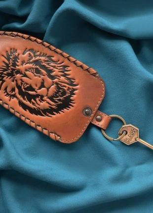 Подарочный набор кожаных изделий "лев": кожаный кошелек и кожаная ключница.9 фото
