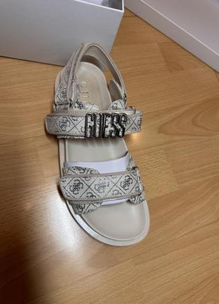 Сандалии из коллекции guess ,бежевый цвет