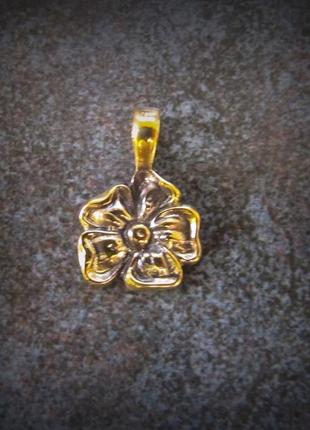 Латунний кулон квіточка