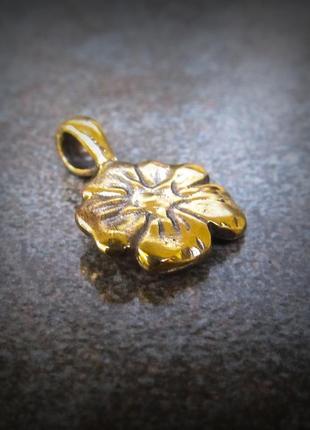 Латунний кулон квіточка