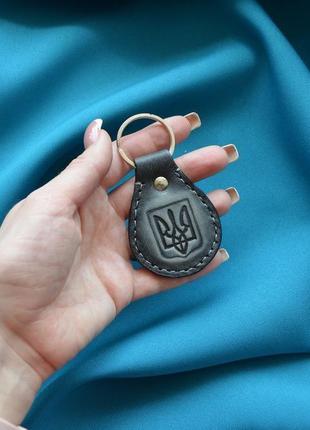 Серый кожаный брелок "герб украины"
