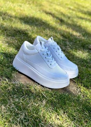 Женские кроссовки из кожи белого цвета на высокой подошве