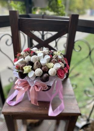 Букет з квітами та цукерками ванесса