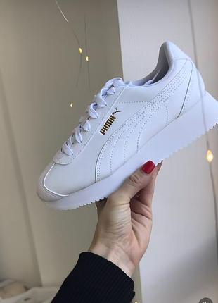 Білосніжні кросівки puma