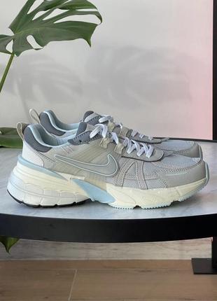 Найк ран сірі з блакитним nike v2k run light iron ore grey