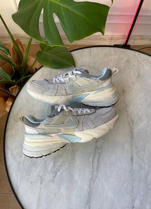 Найк ран серые с голубым nike v2k run light iron ore grey2 фото