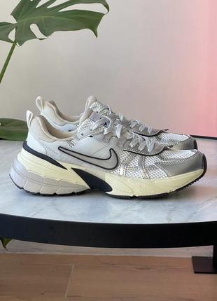 Найк ран саммит nike v2k run summit white metallic silver