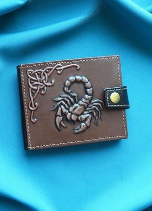 Коричневий шкіряний гаманець "скорпіон"1 фото