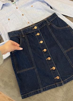 Темно синяя джинсовая мини юбка с пуговицами3 фото