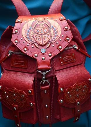 Красный кожаный рюкзак "скарабей"