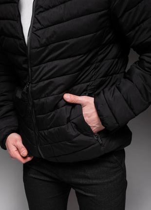 Чорна утеплена стьобана куртка знімний капюшонн4 фото