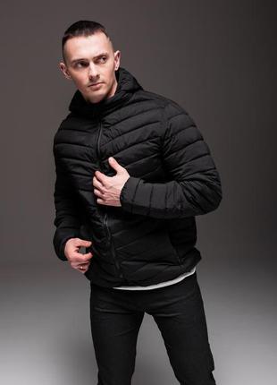 Чорна утеплена стьобана куртка знімний капюшонн7 фото