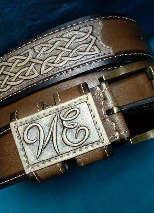 Коричневый кожаный ремень с инициалами и кельтскими узорами
