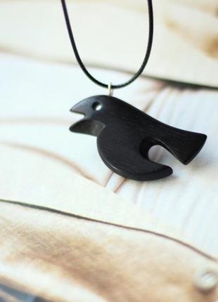Кулон черный ворон. эбеновое дерево. минималистичные украшения летящих птиц. тотемные животные2 фото