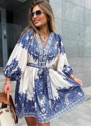 Стильне шовкове плаття, біло-синє,коротке,з поясом, з синім узором, з пишним рукавом, на гудзиках,трендове, актуальним принтом,популярне плаття, сукня