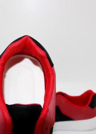 Чорно-червоні чоловічі кросівки на плоскій білій підошві. червоний8 фото