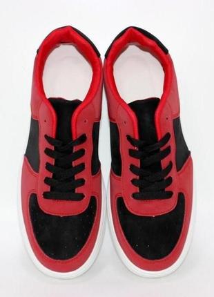 Чорно-червоні чоловічі кросівки на плоскій білій підошві. червоний4 фото