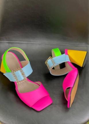Разноцветные яркие кожаные босоножки на фигурном каблуке
