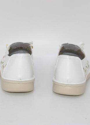 Білі жіночі перфоровані літні туфлі з бантиком білий6 фото