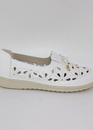 Білі жіночі перфоровані літні туфлі з бантиком білий3 фото