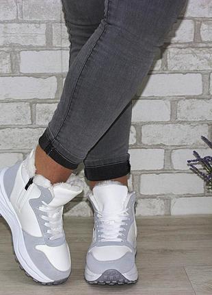 Жіночі теплі зимові біло-сірі кросівки на шнурівці білий3 фото