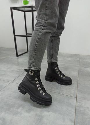 Кожаные ботинки -берцы черного цвета на массивной подошве,осень-зима
