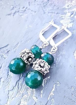 Сережки з натуральним граненим кварцом і посрібленими застібками смарагдові зелені сережки з камінням