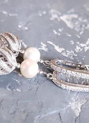Стильні сережки з натуральними перлами та вставками з цирконами3 фото