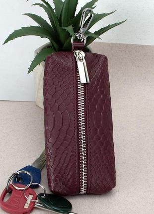 Ключниця жіноча шкіряна на блискавці classic (бордовий пітон) з карабіном1 фото