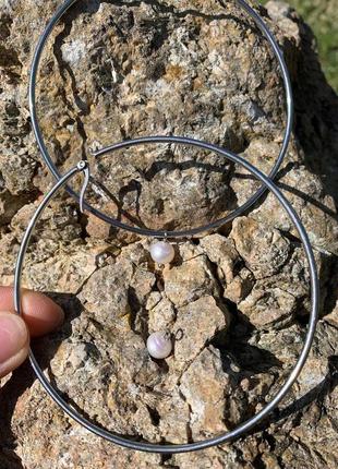 Сережки - кільця сталеві з білими перлами 'ундіна'4 фото