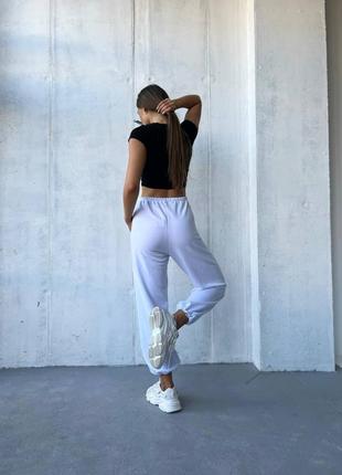 Жіночі білі стильні штани джоггери з малюнками3 фото