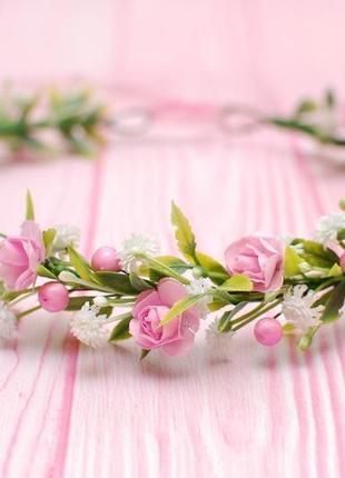 Ніжний вінок віночок з квітами та гіпсофілою біло-рожевий