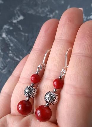 Сережки из натурального коралла с серебряными застежками "виноград"