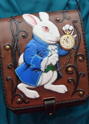 Коричневая кожаная сумка на ремне "белый кролик"2 фото
