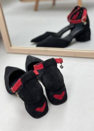 Черные замшевые босоножки с острым носком с акцентом на каблуке2 фото