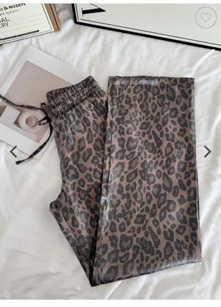 Трендовые брюки леопарда